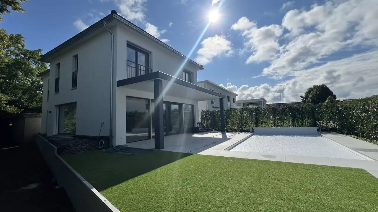 Eleganz im Detail – Glänzende Akzente im modernen Wohnraum