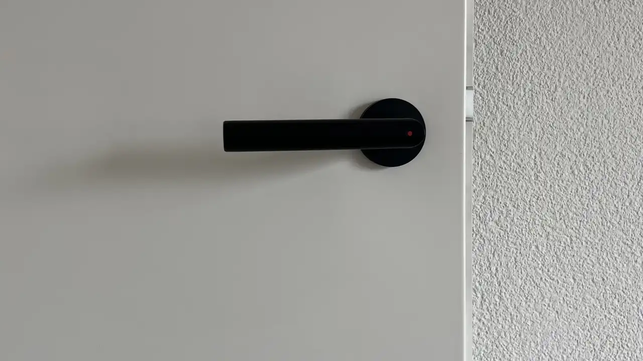 Wohn(t)raum mit schwarzen Akzenten