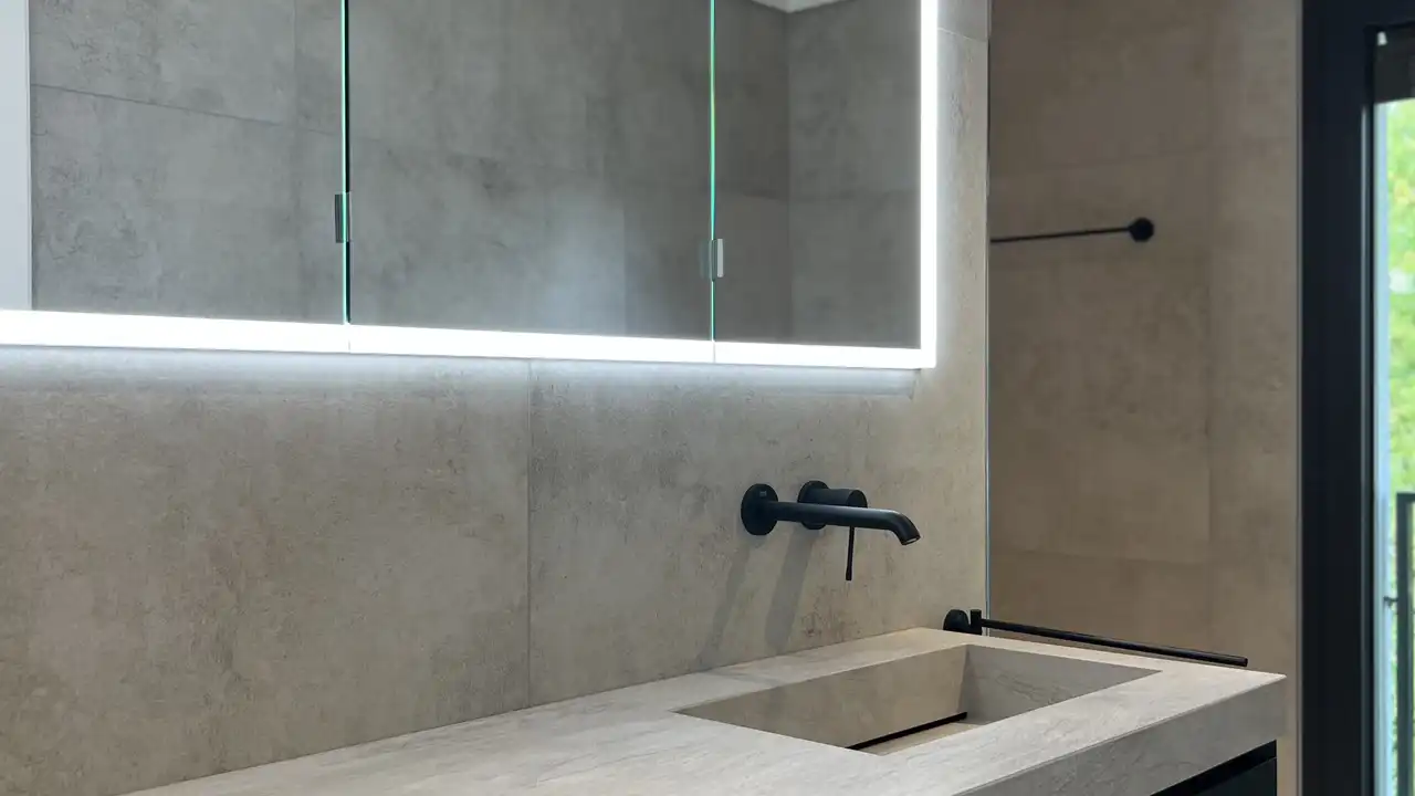 Eleganz im Detail – Glänzende Akzente im modernen Wohnraum