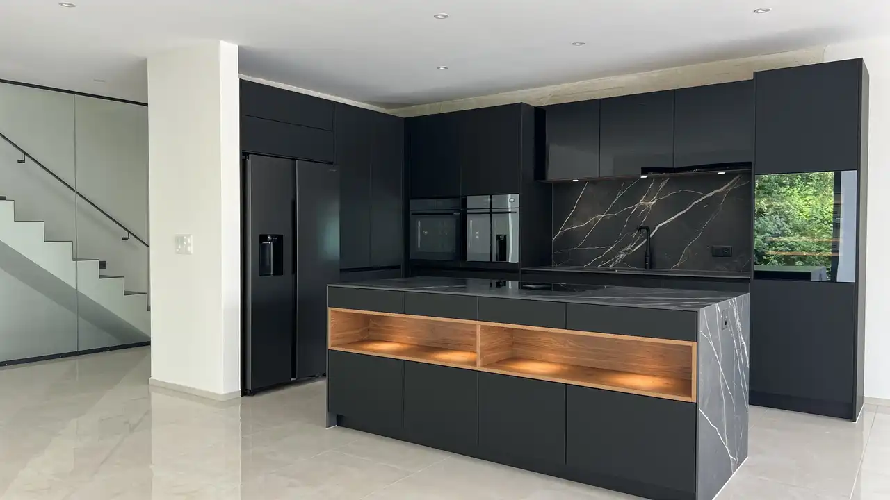 Eleganz im Detail – Glänzende Akzente im modernen Wohnraum